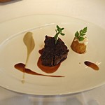 メゾン・ド・タカ芦屋 - 黒毛和牛のポワレ　エシャロットのフォンダン　マジョラム風味　菊芋のピュレ　野菜で作った牛骨を添えて
