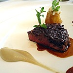 メゾン・ド・タカ芦屋 - 黒毛和牛のポワレ　エシャロットのフォンダン　マジョラム風味　菊芋のピュレ　野菜で作った牛骨を添えて