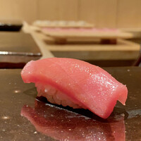 鮨 あらい - 青森県大畑町からのマグロ 赤身
                    酸味もほんのりとしながらこの季節のマグロならではのさっぱりさがあります。
                    