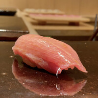 鮨 あらい - 青森県大畑町のマグロ 中トロ
                    夏のマグロらしく脂ののりは上品でさっぱりとした味わい、身の柔らかさはさすが鮨あらいさんですね、とても良いマグロなのだと思います。