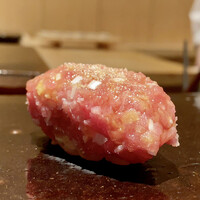 鮨 あらい - おはぎ
                      ふふふ、メイさんの席でもおはぎがおまかせのラインナップとなり、とても嬉しいですね♪
                      これぞ本物の〝おはぎ〟鮨匠さんの流れなのでしょうね。
                      美味しい♬