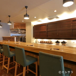 カウンター席で過ごす、粋なお1人さま