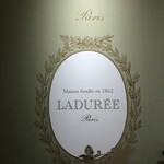 Laduree Salon de the - 壁のエンブレム