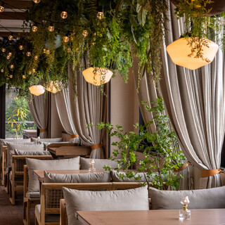 明るい窓際の席でゆったりとお過ごしいただけます。