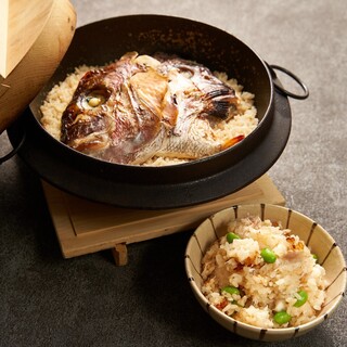 `` Kamameshi (rice cooked in a pot)'' made with seasonal ingredients and cooked in a Nambu iron pot is also very popular.
