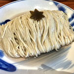 食煅 もみじ - つけそばの麺。200g。
            はるゆたか、きたほなみに全粒粉、胚芽を加えた麺。