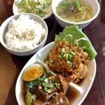 台湾食堂 - 油淋鶏と豚角煮と青菜セットにミニ牛肉麺とサラダに搾菜とデザート付き
