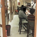 広尾Plates - 201210 plates 　２つ目の入口から②　奥にはテーブル席が２卓あります（12時27分）.jpg