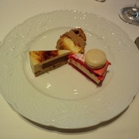 ポンドールイノ - (左から時計回りに)コーヒーとチョコレートのムース、パリブレスト、ライムのムースを挟んだマカロン