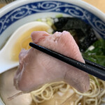 中華そば よしかわ - チャーシューは低温調理。肉肉しさ満載！この一杯の動物系を一手に担ってる。