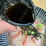 中華そば よしかわ - 醤油をかけ回し