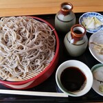 つちや - 中盛900円でおなかいっぱい。汁のとっくり2本でちょうど良い盛り具合のお蕎麦です。薬味も足りなければ追加でくれますよ。