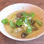 ヴェーナ - つぶ貝、ジュンサイ入り玉蜀黍のスープ