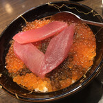 若狭家 - イクラ丼／1,380円
            マグロ (3切れ)／330円