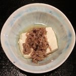 地料理の店 ごんきち - "朝とれ"生しらす丼定食 980円 の豆腐のしらす煮添え