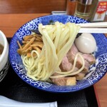 肉煮干中華そば 鈴木ラーメン店 - 加水率高めのツルシコ食感の麺