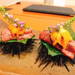 【必食】炙り和牛の上に濃厚なうにを乗せた「うにぎゅう」