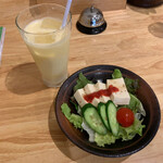 Soup Curry 笑くぼ - サラダとマンゴーラッシー めずらしく豆腐のサラダ。これはこれで良い❤