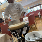 アルゾーニ・イタリア - シーザーサラダのチーズを目の前で削ってくれます✨