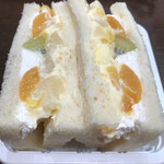 SAINT-GERMAIN - マンゴーと桃のフルーツサンド　420円