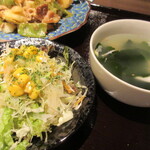 ビストロ 龍王 - セットのとんこつスープとサラダ