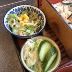 砂場 - セットのミニサラダとお新香