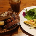 PAUL 札幌ステラプレイス店 - 1皿目。フードはキッシュプレート、ドリンクはアイスコーヒー