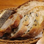 PAUL 札幌ステラプレイス店 - 2皿目。大好きなオリーブパンは2切れ