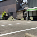 Kenzou Soba - 駐車場は広々、更に第2駐車場もあります