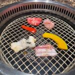 Yakiniku Kuramoto - テーブルの中央には無煙ロースターがあるんで此方でお肉を焼き上げ好みの調味料でいただきます。