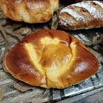 ブランジェリー タカギ - クリームパン  (焼き立て)