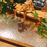 弧玖 - 川に見立てた銀盆が涼しげ