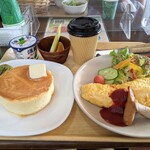 Kyampasu Kafe Kapuchi-No - 【 E  たまごのふわとろオムレツ ＋ ホットケーキ & りんごジュース  】￥ 1023