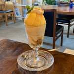 カフェ サマナラ ガーデン - これが絶品の桃パフェ1600円
