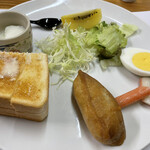 ぽん太 - 半バタートースト、稲荷寿司、玉子、サラダ、カニカマ、ヨーグルト、フルーツ付き。
