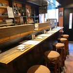 炭火焼鳥はれるや - 柔らかい照明で落ち着いた雰囲気の店内では、友人や大切な人とはもちろんお一人様でもリラックスして料理を楽しんで頂けます。