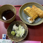 Nenohira Seimen - 蕎麦つゆ、薬味。玉子焼き、いなりも付きます。
