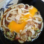 立喰そば かしやま - たまご割って