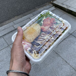 Hawaiian DELI PARADISE - ギュッと敷き詰められたお弁当はずっしりな重さ。