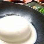 Tebasakikaraagetoriyoshi - 国産大豆と天然にがりで仕上げた極上の豆腐。手造りの味わい…。濃厚な豆乳と胡麻の風味を是非ご堪能下さい