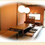 Ashi Yuka Fe Yururi - 和風のモダンな店内は、畳敷きとテーブル席、堀ごたつ形式の席があります。