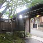 筑紫亭 - お店の門