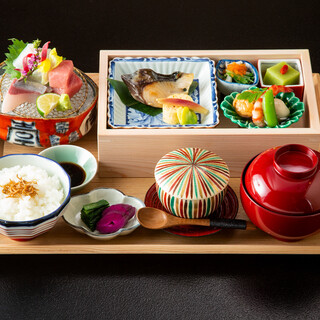 産直鮮魚を使用した老舗料理店の御膳メニュー
