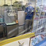 諏訪湖観光汽船 売店 - 奥でモゾモゾ作業するおじさん（イナゴを刺してる）