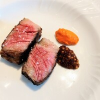 La Brianza - 沖縄県産熟成黒毛和牛炭火焼きロメスコタスマニア産粒マスタード添え。ジューシー味わい旨み濃い大好きとてもおいしい♡ 新保さん手当てのお肉の味わい、これこれ、この炭火焼きが食べたかったのよ〜(๑´ڡ`๑)