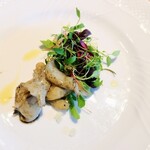 La Brianza - 炭火で炙ったつぶ貝梶谷農園お野菜フィンガーライム添え。香ばしさまとったコリッと甘みあるつぶ貝とてもおいしい、フィンガーライムのさわやかさとプチプチ感♪ 梶谷農園さんのお野菜きれい新鮮☆