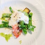 La Brianza - 北海道から届きたてスナップエンドウなどサラダ。とろ〜りブッラータチーズがトッピングされてる、シャキシャキ甘いスナップエンドウ、さやいんげんも新鮮おいしい♪ ブッラータチーズ絡めて削られたチーズも美味♡