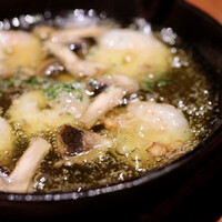 パージナ イタリアン ファイアワークス プラス カフェ ～薪焼きイタリアンとワイン～ - 海老とマッシュルームのアヒージョ
