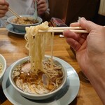 ひろちゃんラーメン! - めんは中太、平打ち掛かっている。
            向かいのカレが、男前でナイスガイの近ちゃんだ！