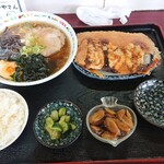 餃子やさん - Ｄランチ：ラーメン＋餃子３個＋小ライス  800円